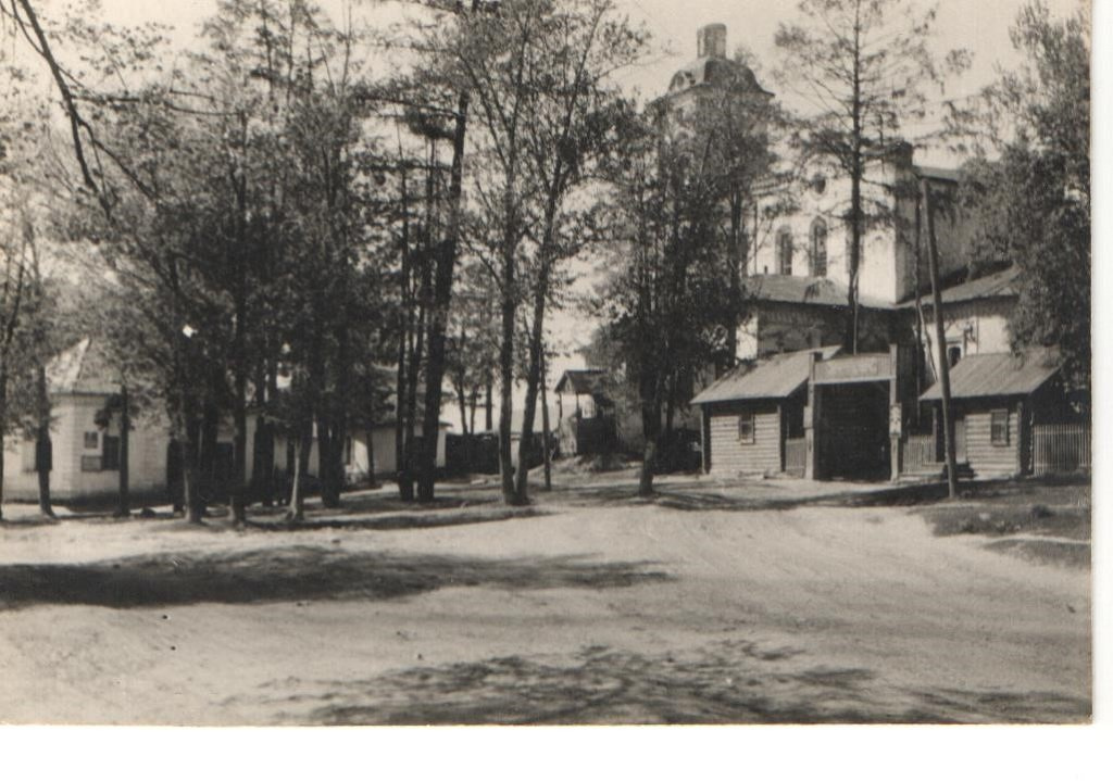 Вид на монастырь в прошлом веке: слева - ДК, справа проходная МТС